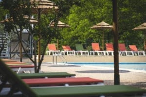 transats bord piscine beau rivage