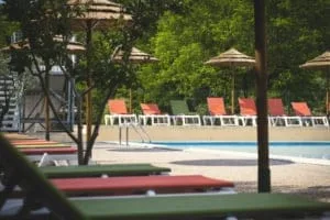 transats bord piscine beau rivage